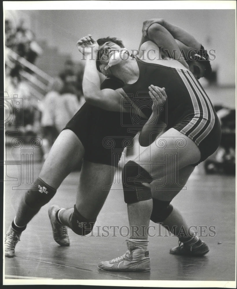 1989 Press Photo Bill Maloney Stays Standing As He is Torqued by Craig Nurvic- Historic Images