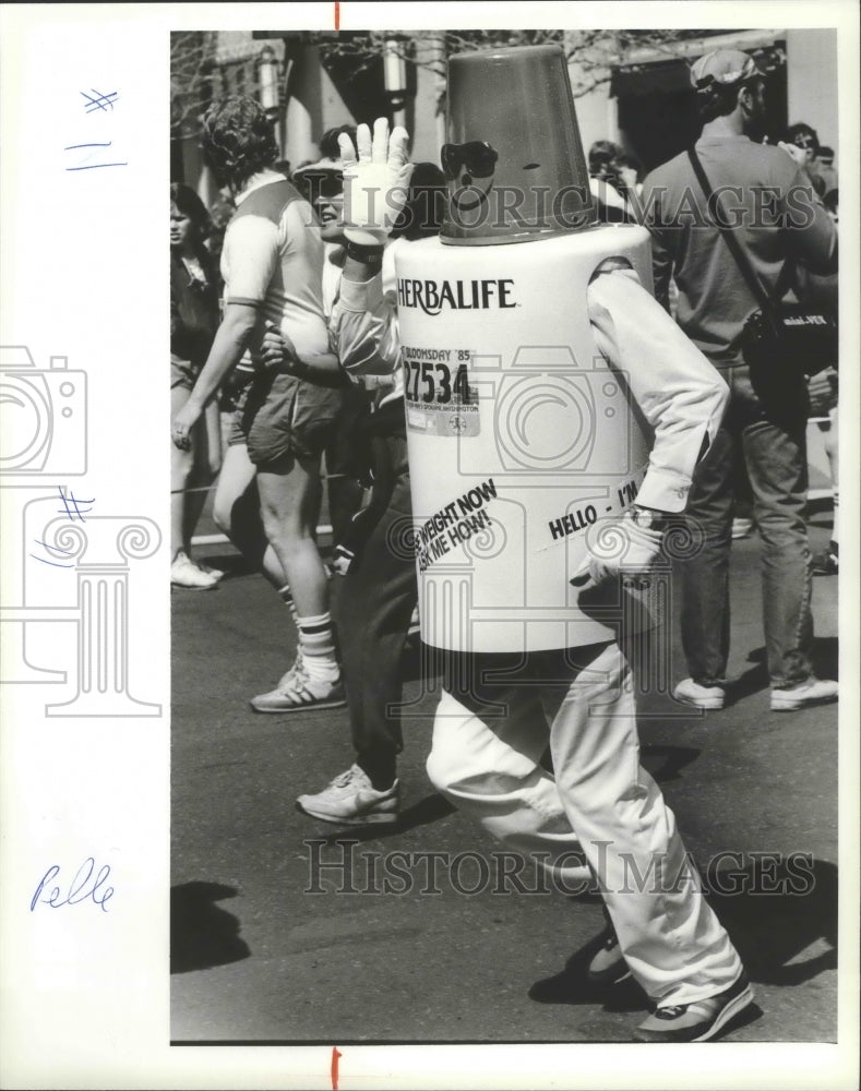 1985 Press Photo Herbalife Mascot Waving and Running At the 1985 Bloomsday Race- Historic Images