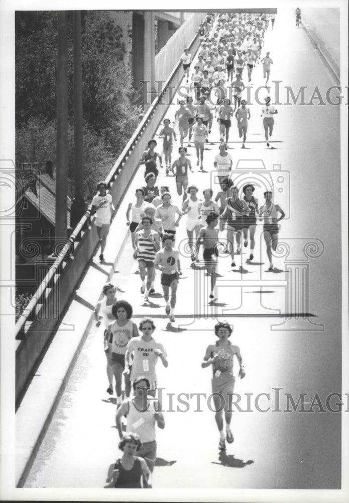 1978 Press Photo Bloomsday race runners cross the bridge - sps20588- Historic Images