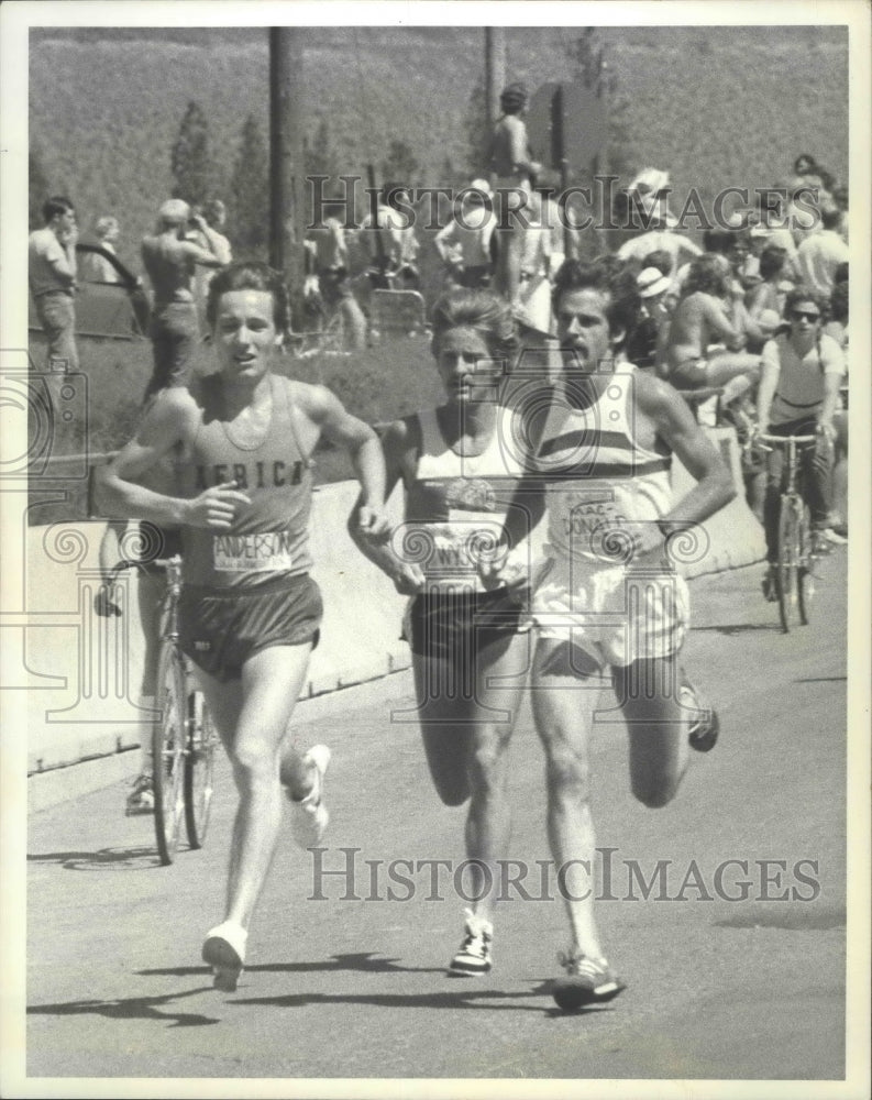 1980 Press Photo Three Bloomsday Runners Run Side by Side down the Street- Historic Images