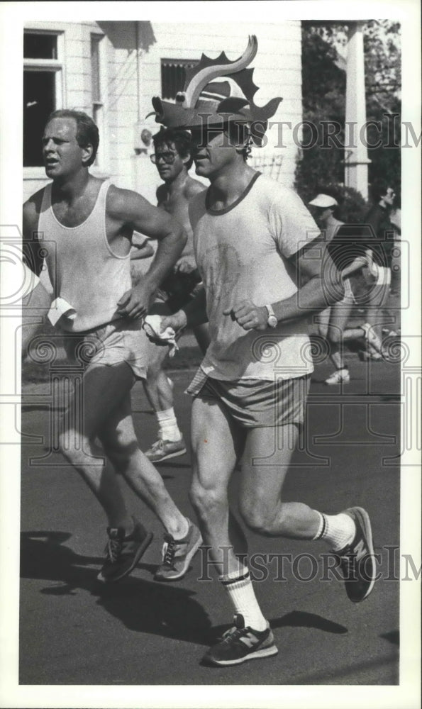 1982 Press Photo Bloomsday Racer Runs While Sporting a Fish Hat - sps20615- Historic Images