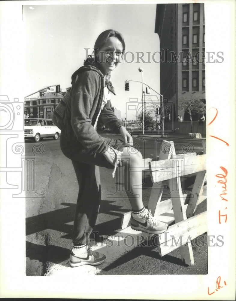 1983 Press Photo Judy Mills Shows Her Calf During the Bloomsday Race - sps20621- Historic Images