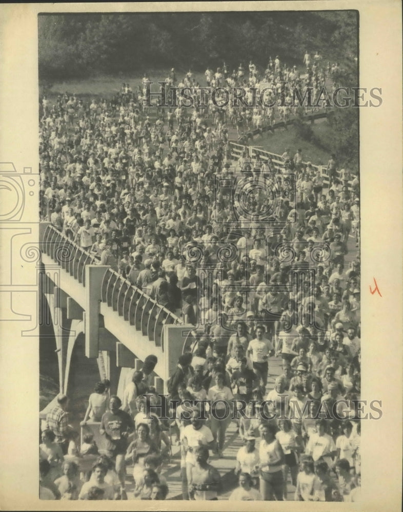 1983 Press Photo Bloomsday Racers Cross the Meenach Drive Bridge During the Race- Historic Images