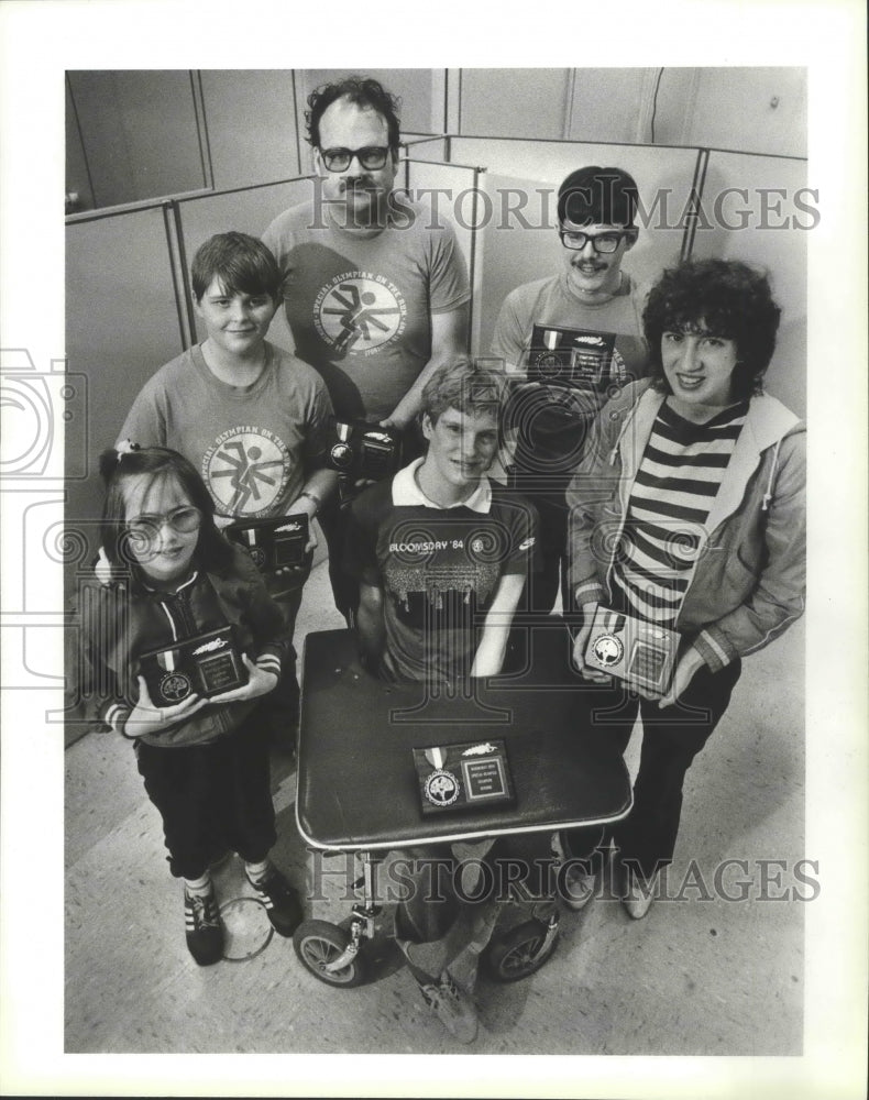 1984 Press Photo Winners of the Special Olympics Bloomsday Race Stand Together- Historic Images