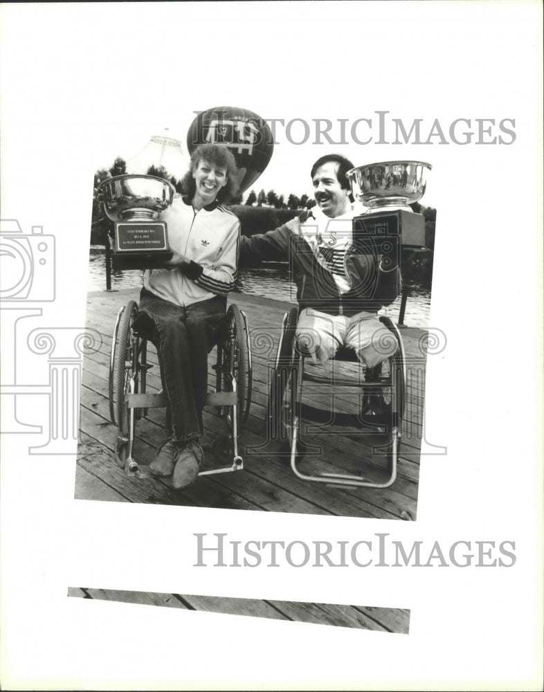 1984 Press Photo Jim Martinson &amp; Sharon Hedrick Display Fastest Bloomsday Trophy- Historic Images