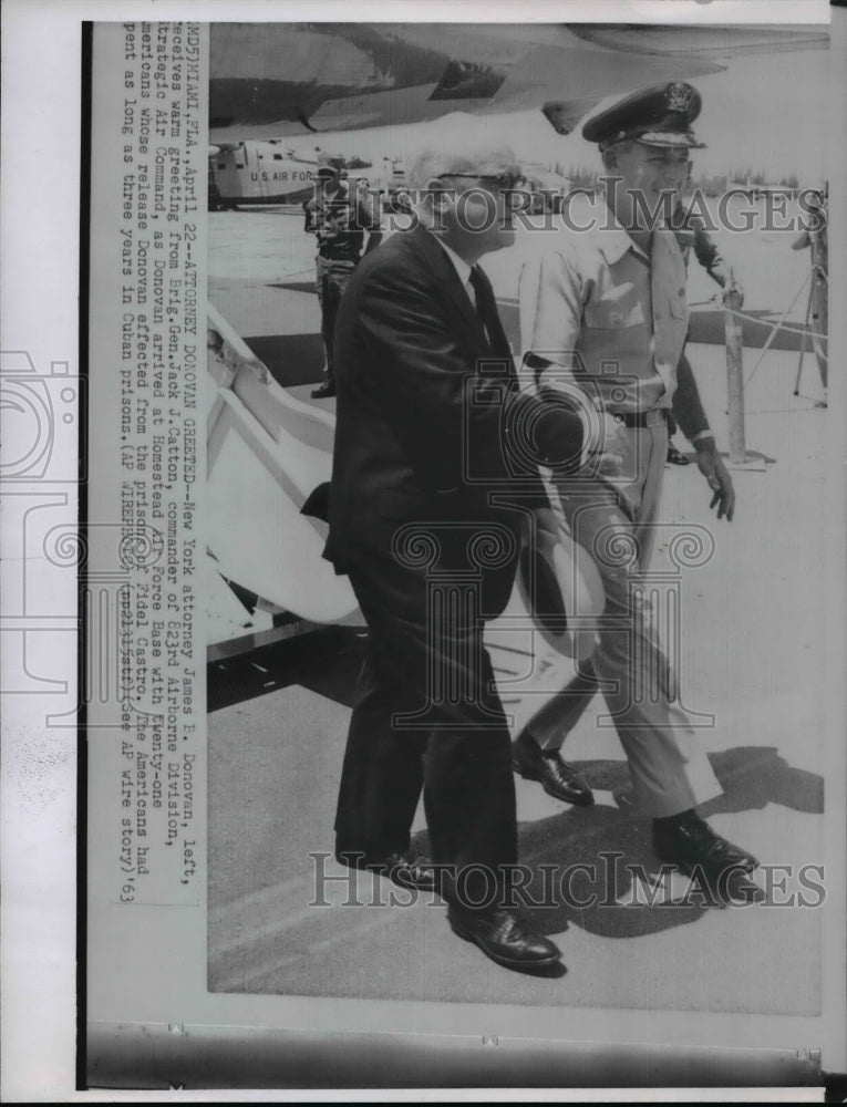 1963 Press Photo Brig. Gen. Jack Catton greets Atty. James Donovan in Homestead- Historic Images