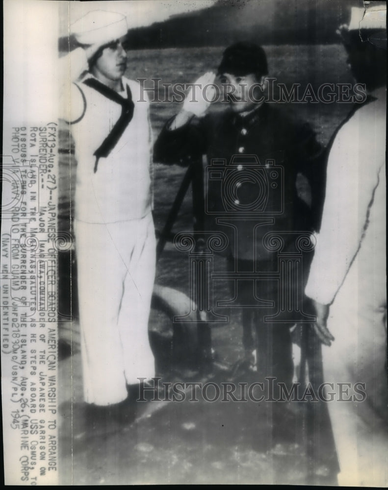 1945 Press Photo Major Imagawa, Japanese official salutes as he boards USS Osmus- Historic Images