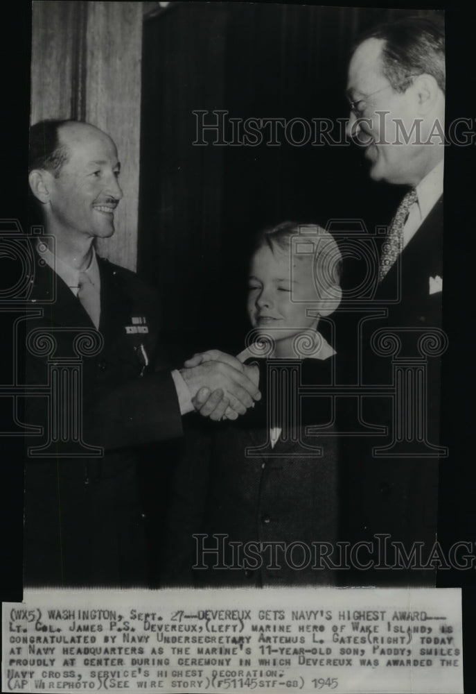 1945 Press Photo Lt. Col. James P.S. Devereux congratulated by Artemus Gates- Historic Images