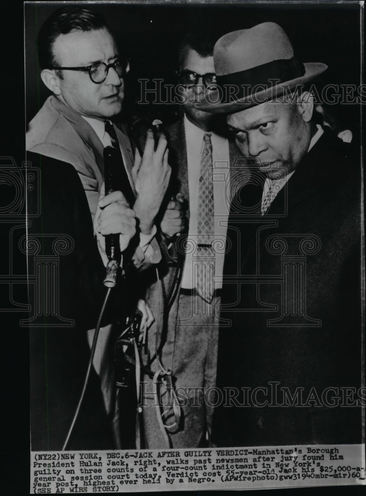 1960 Press Photo Manhattan&#39;s Borough President Hulan Jack walking past newsmen- Historic Images