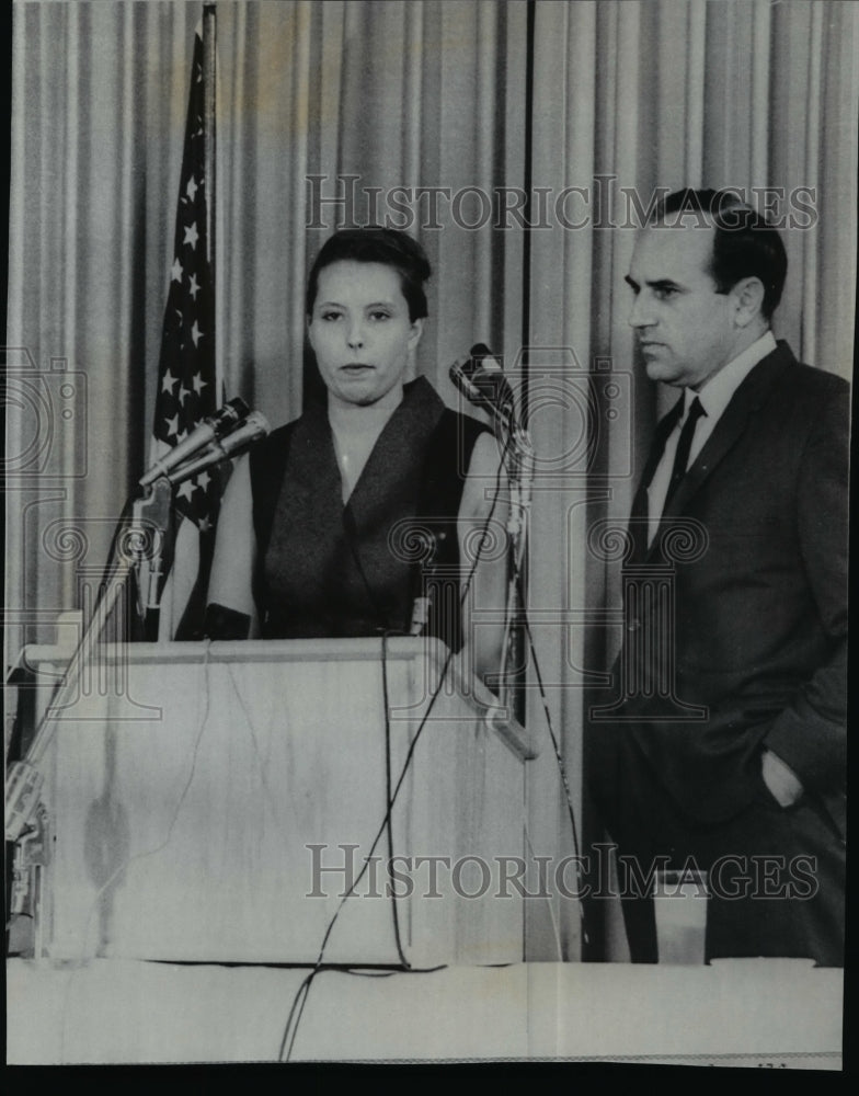 1966 Press Photo Robert DePugh showing his secretary&#39;s bruised arm to audience- Historic Images