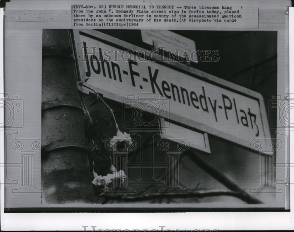 1964 Press Photo Blossoms hanging from the John F. Kennedy Platz street sign- Historic Images