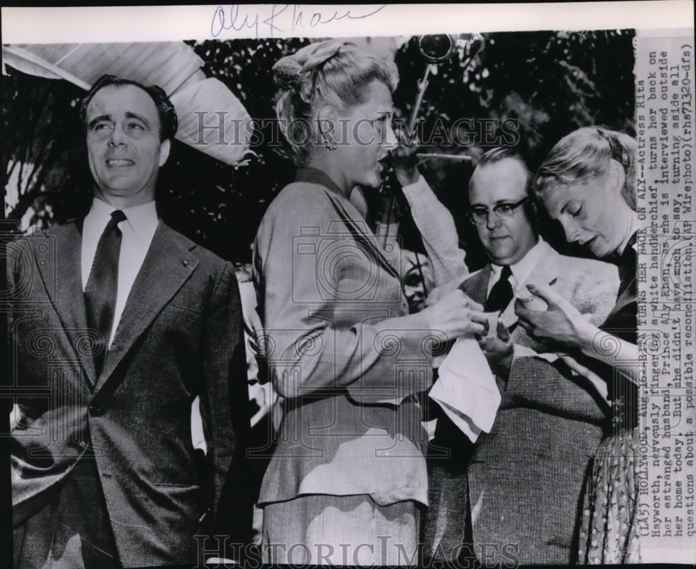 1952 Press Photo Rita Hayworth being interviewed outside her home in Hollywood- Historic Images