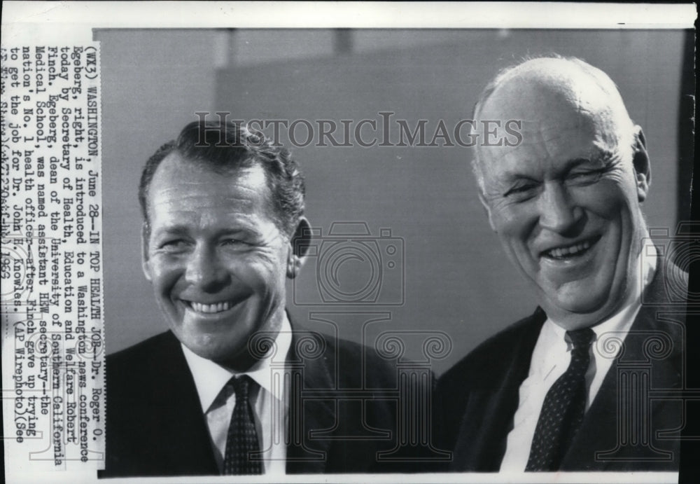 1969 Press Photo Robert Finch with Dr. Roger O. Egeberg - spw03252- Historic Images