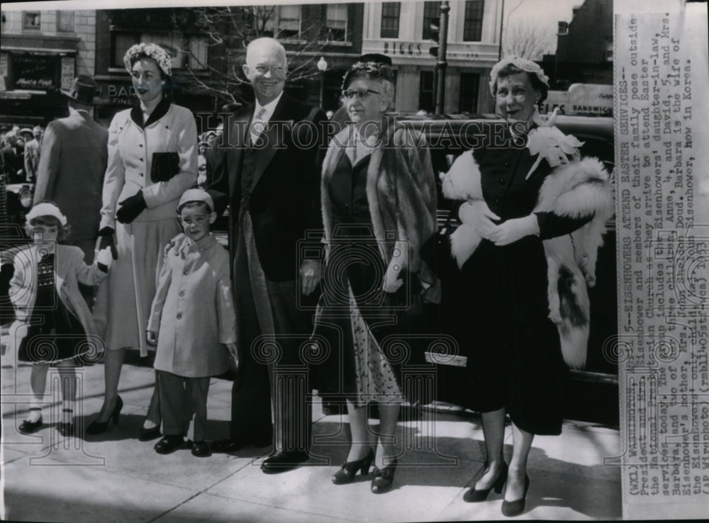 1953 Press Photo President and Mrs. Eisenhower posing with their family- Historic Images