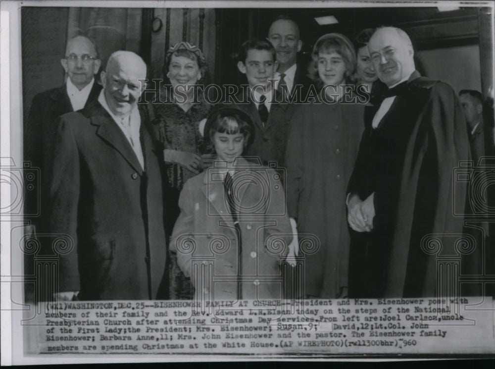 1960 Press Photo President and Mrs. Eisenhower posing with their family- Historic Images