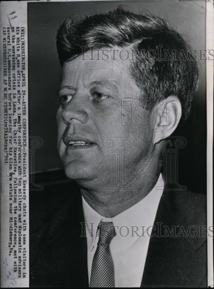 1961 Press Photo President Kennedy talking with some visitors in the White House- Historic Images