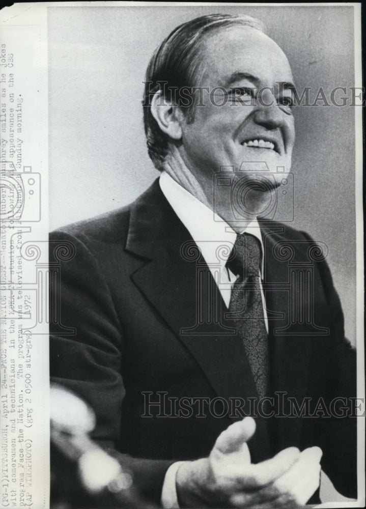 1972 Press Photo Senator Hubert Humphrey joking with cameramen and technicians- Historic Images