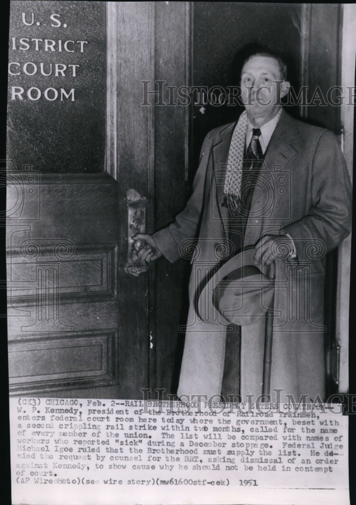 1951 Press Photo W.P. Kennerly entering the federal court room in Chicago- Historic Images