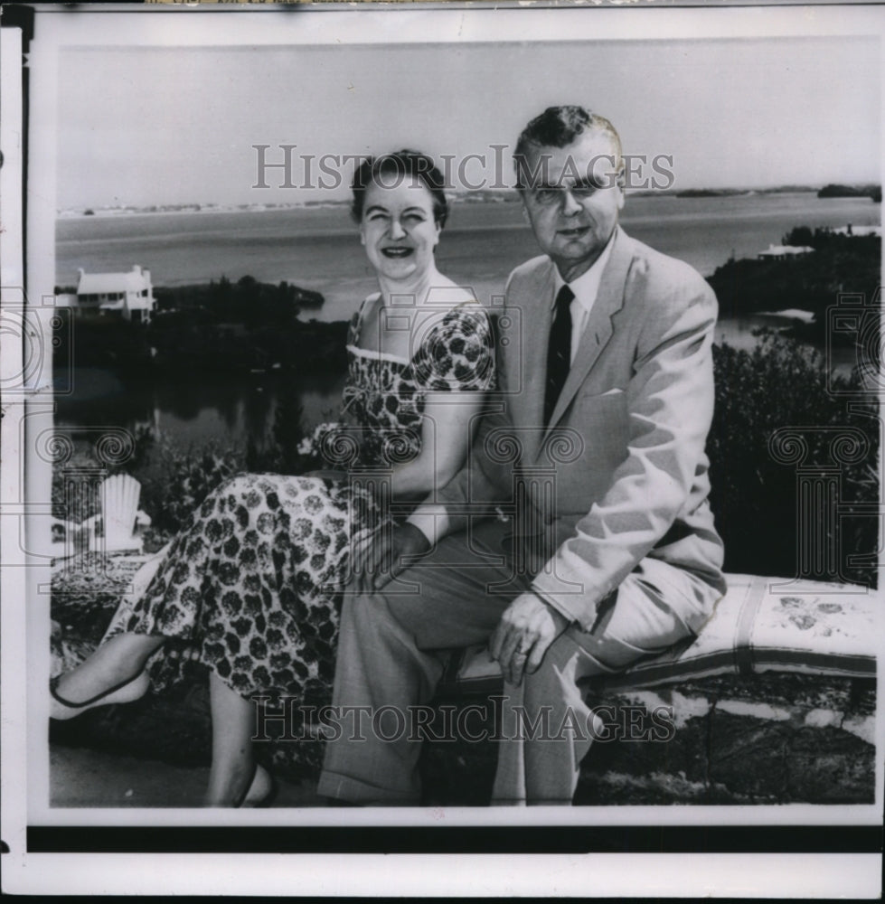 1958 Press Photo PM John Diefenbaker and his wife bask in the Bermuda sunshine- Historic Images