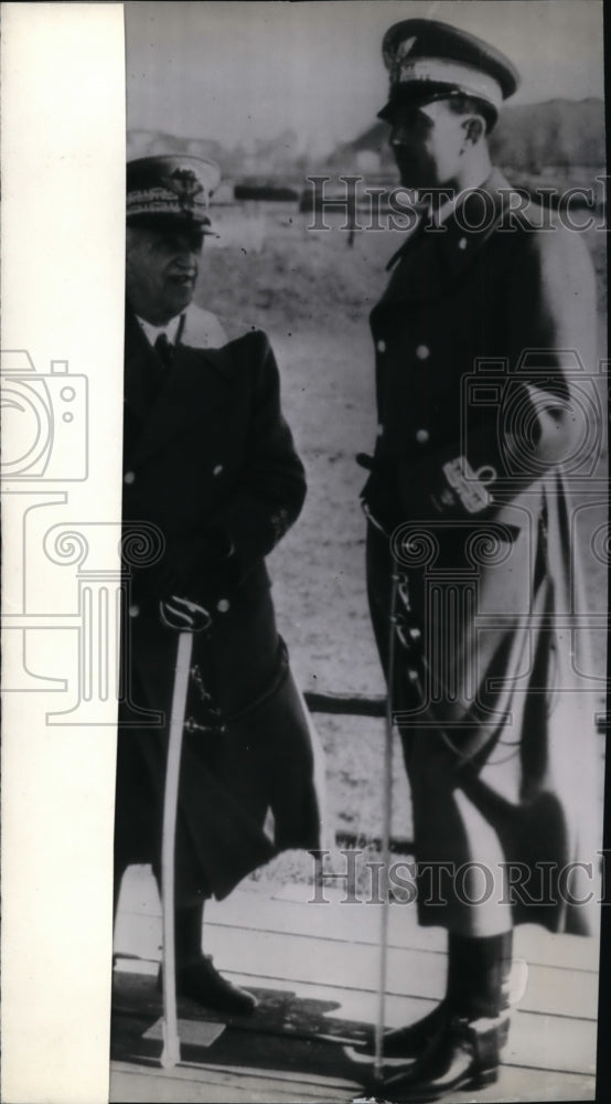 1943 Press Photo Two military officers posing - spw04210- Historic Images