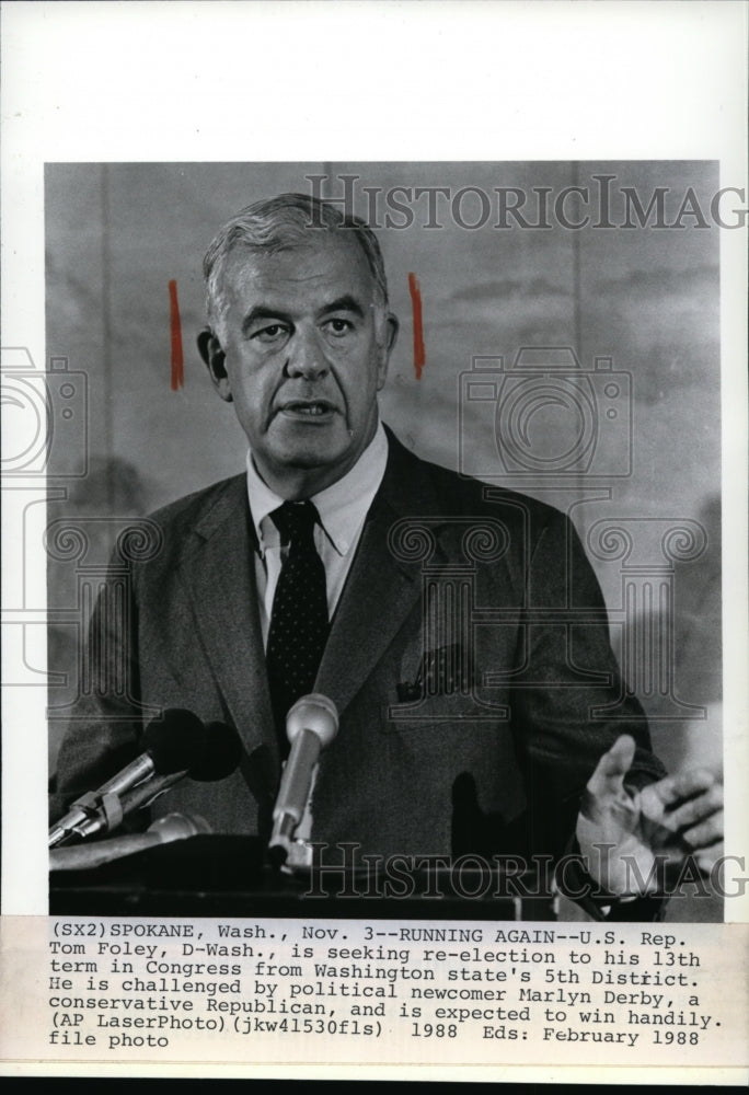 1988 Press Photo U.S. Rep. Tom Foley talking to newsmen in Spokane, Washington- Historic Images