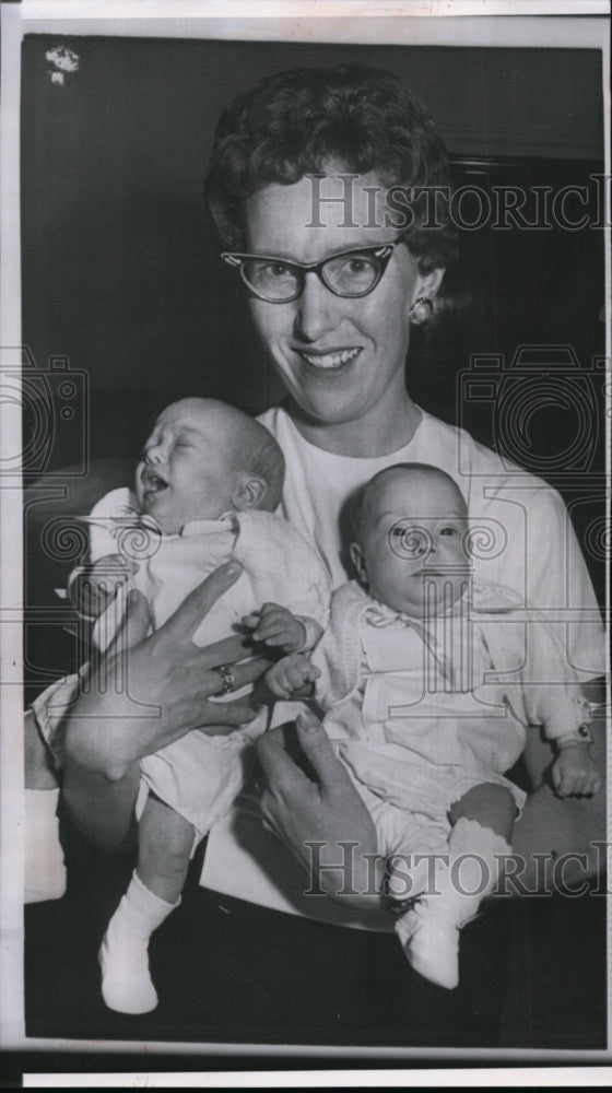 1963 Press Photo Mary Catherine holding her quintuplets as they leave Hospital.- Historic Images