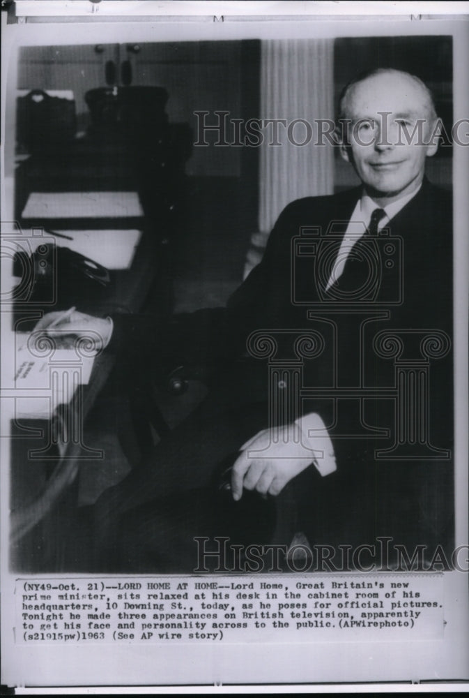 1963 Press Photo Sir Alec Douglas-Home relaxing at his desk in the cabinet room- Historic Images