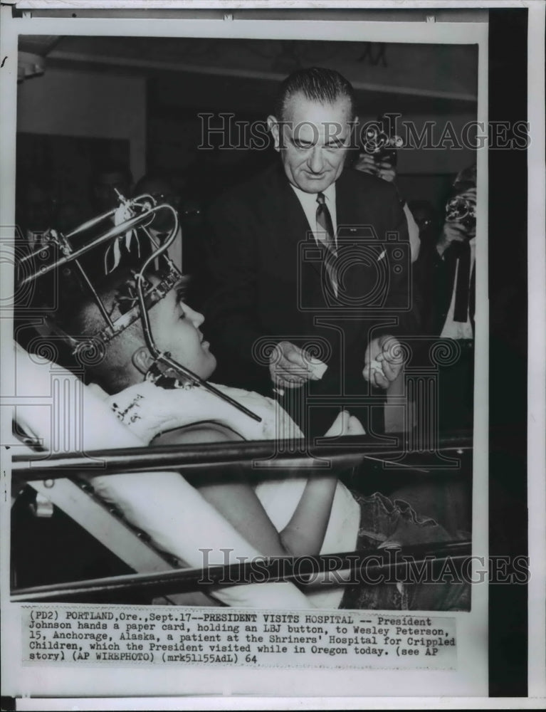 1964 Press Photo President Johnson handing a paper card to Wesley Peterson- Historic Images