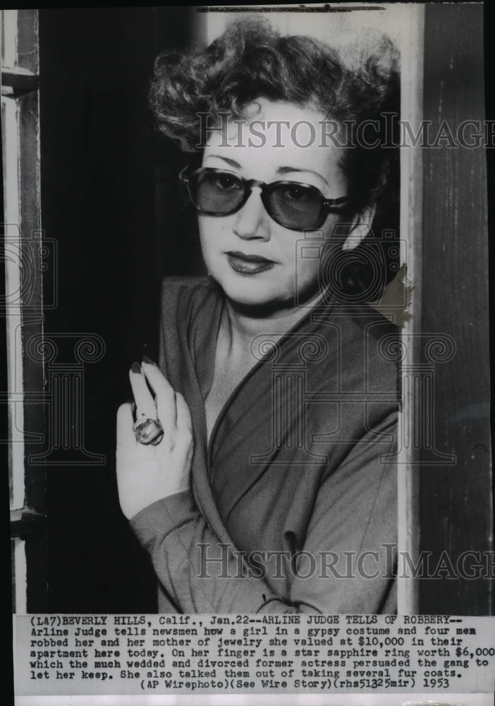 1953 Press Photo Actress Arline Judge talks to newsmen about robbery.- Historic Images