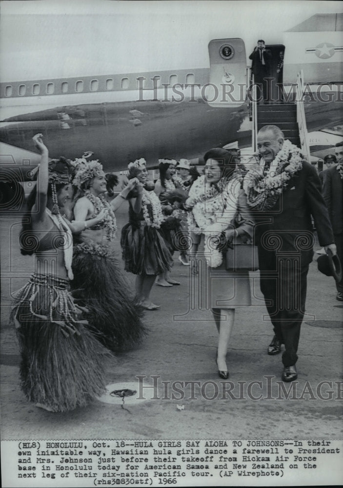 1966 Press Photo Hula girls dance farewell to President and Mrs. Johnson- Historic Images