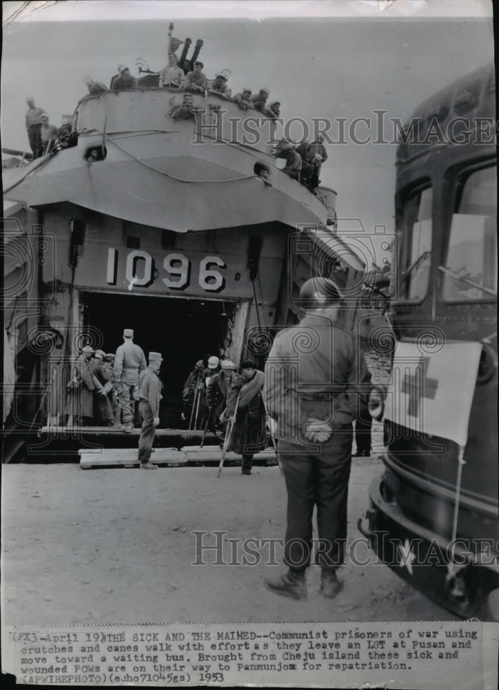 1953 Press Photo Communist prisoners of war leaving an LST at Pusan - spw04594- Historic Images