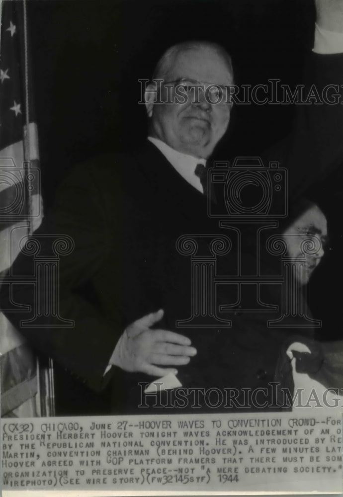 1944 Press Photo President Herbert Hoover waving to convention crowd in Chicago- Historic Images