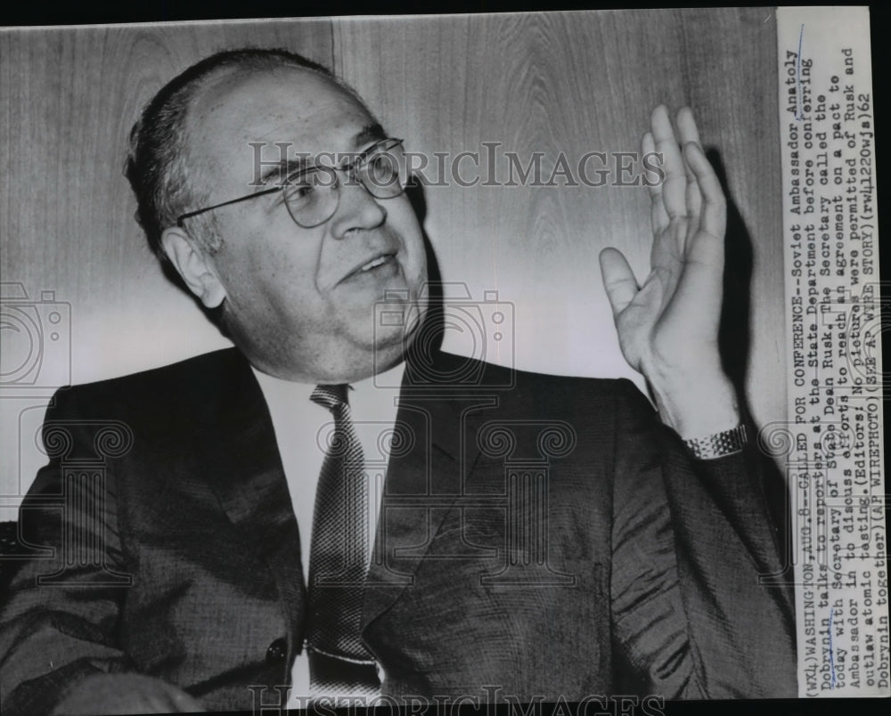 1962 Press Photo Soviet Ambassador Anatoly Dobrynin, talks to reporters.- Historic Images