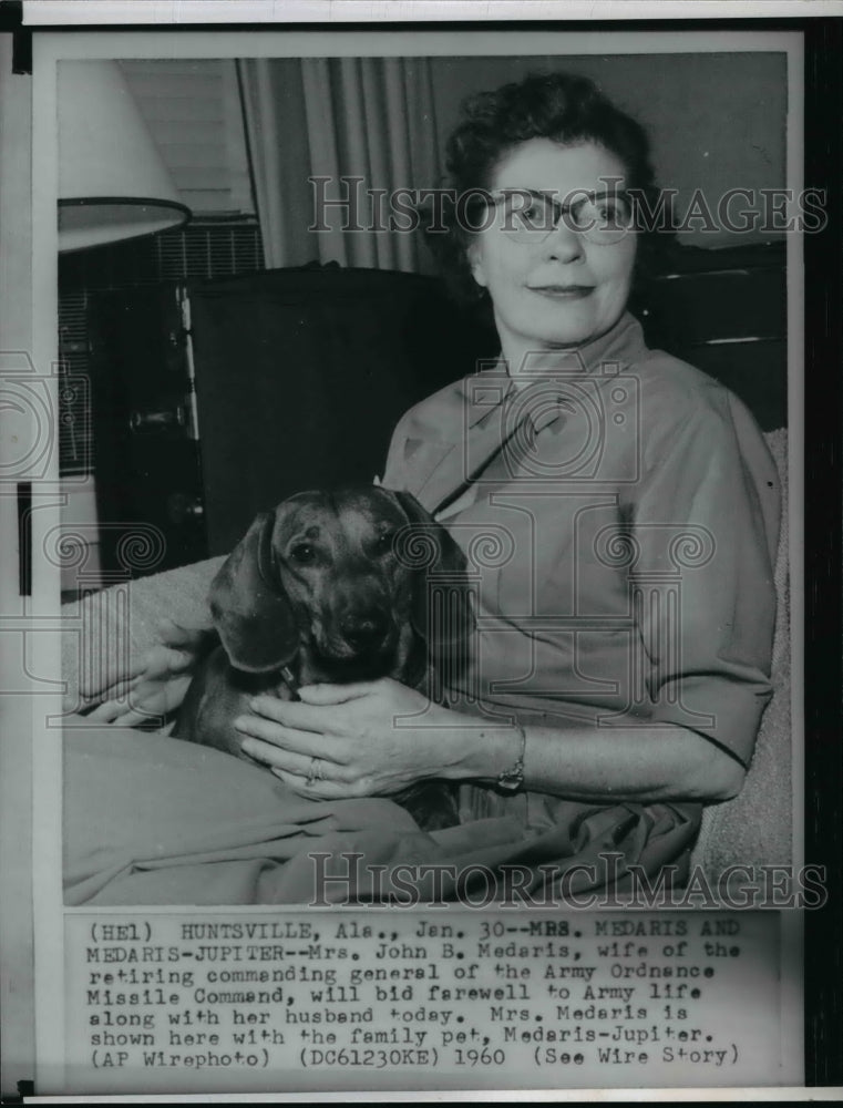 1960 Press Photo Mrs. John B. Medaris prepares for husbands Army retirement- Historic Images