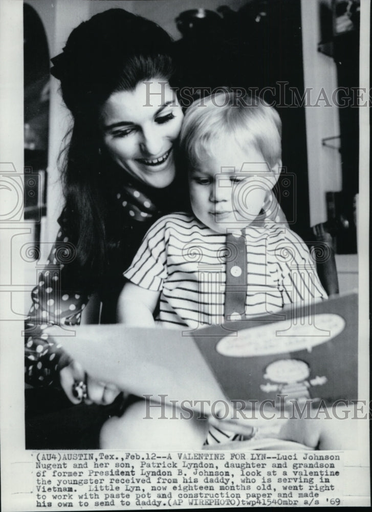 1969 Press Photo Luci Nugent &amp; son Patrick read valentine from father in Vietnam- Historic Images