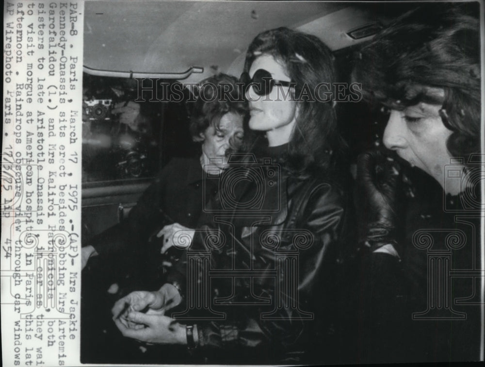 1975 Press Photo Jackie Kennedy Onassis sits with Aristole&#39;s sisters in Paris.- Historic Images