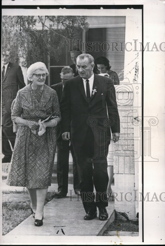 1965 Press Photo President Lyndon Johnson takes Mrs. Chester Loney on tour.- Historic Images