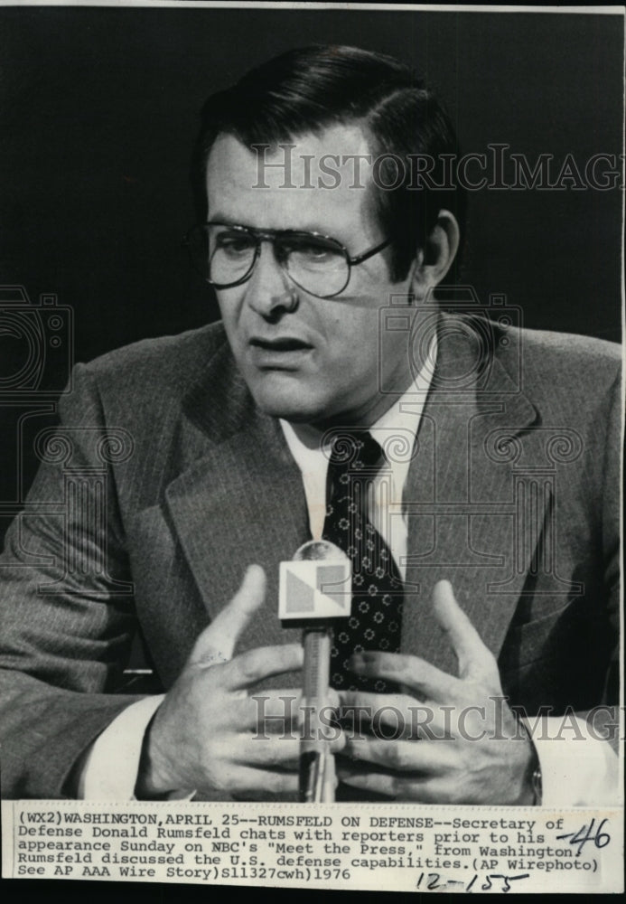 1976 Press Photo Sec. Donald Rumsfeld talking to reporters before an appearance- Historic Images