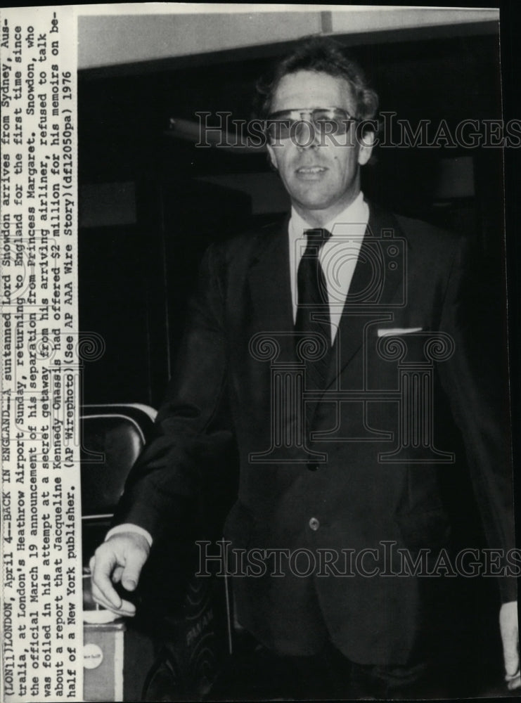 1976 Press Photo Lord Snowdon at London&#39;s Heathrow Airport, England - spw09894- Historic Images