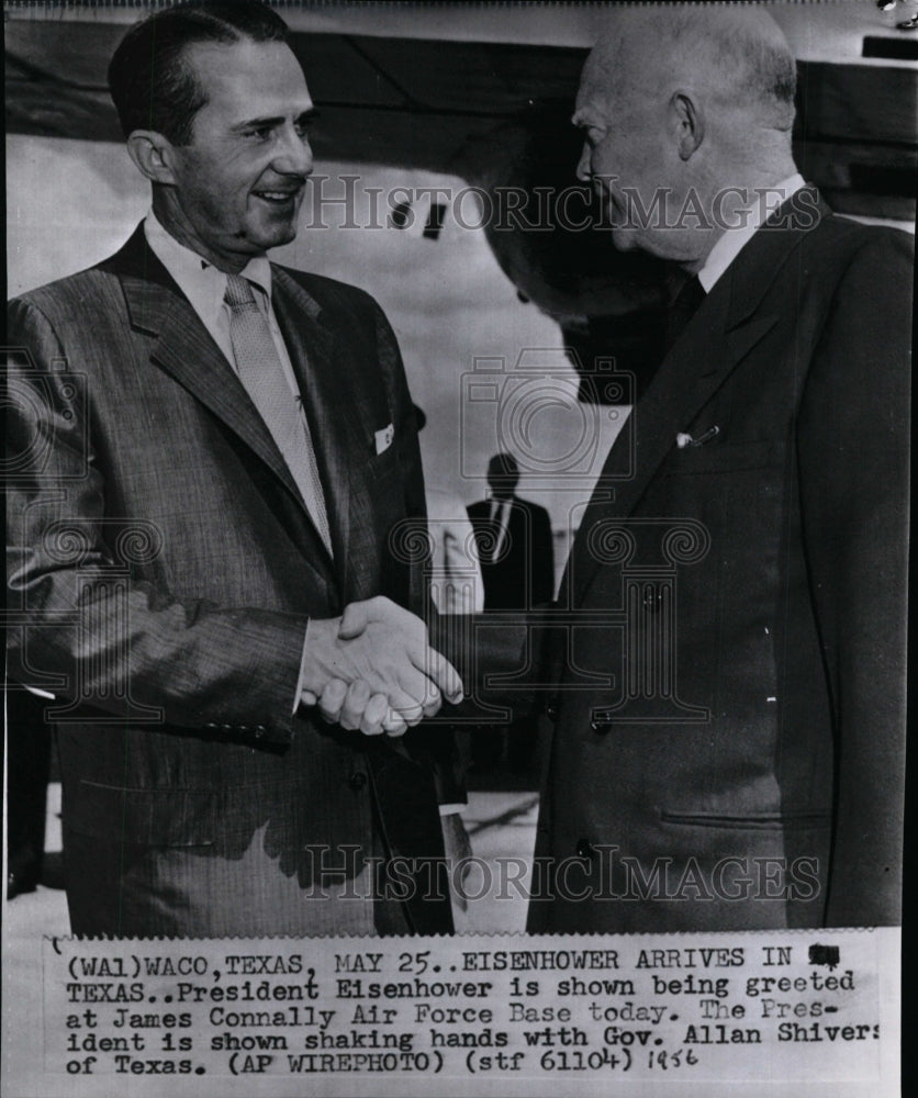 1956 Press Photo President Eisenhower shakes hand with Allan Shivers in Texas- Historic Images