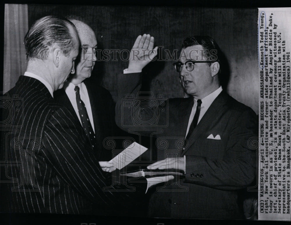 1961 Press Photo Kenneth Todd Young sworn by Angier Duke as Thailand ambassador- Historic Images