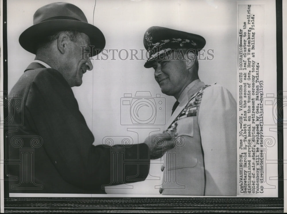 1953 Press Photo Air Secretary Harold E. Talbott, pins second oak leaf cluster.- Historic Images