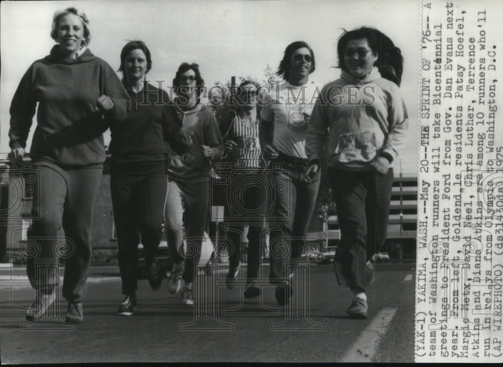 1975 Press Photo Washington runners take icentennial greetings to President Ford- Historic Images