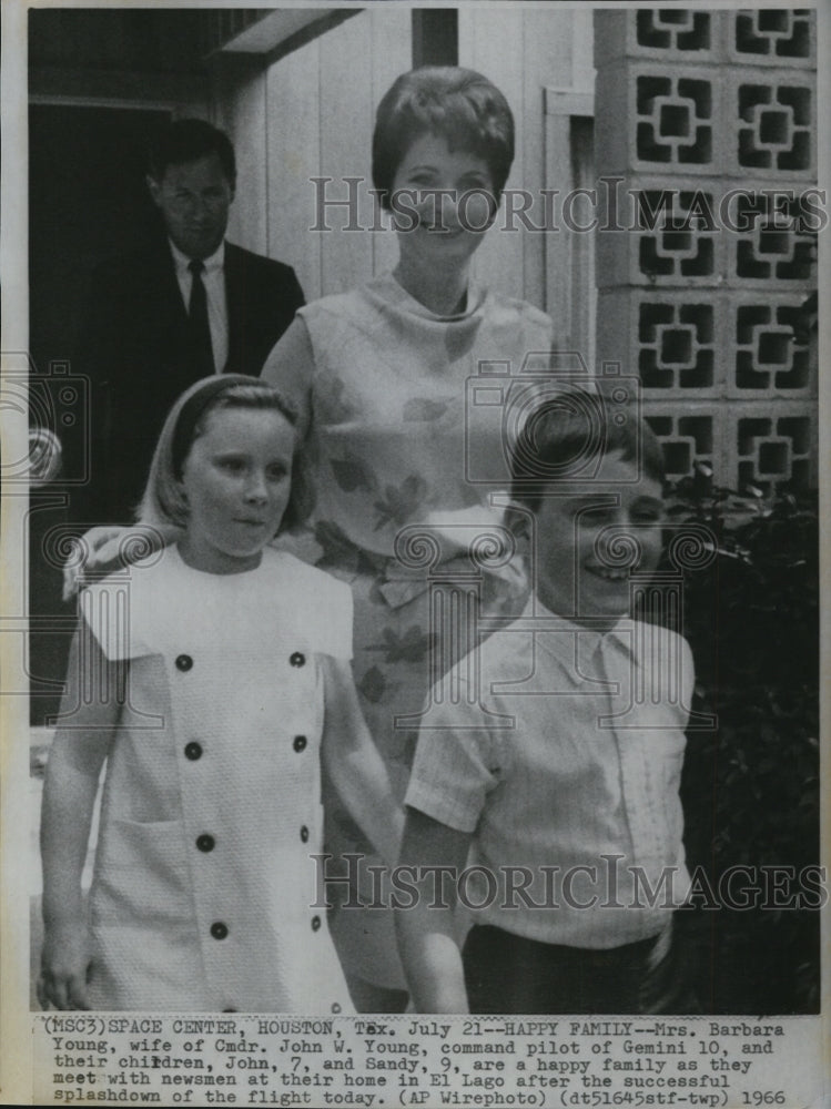 1966 Press Photo Commander John Young&#39;s wife &amp; children at home in El Lago- Historic Images