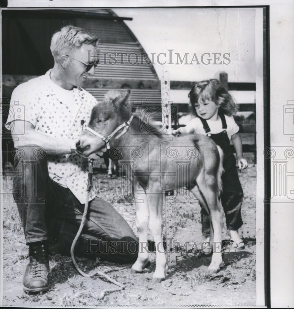 1962 Press Photo Wilbur Emmons &amp; Kathy Farr with pint-sized Shetland pony colt- Historic Images