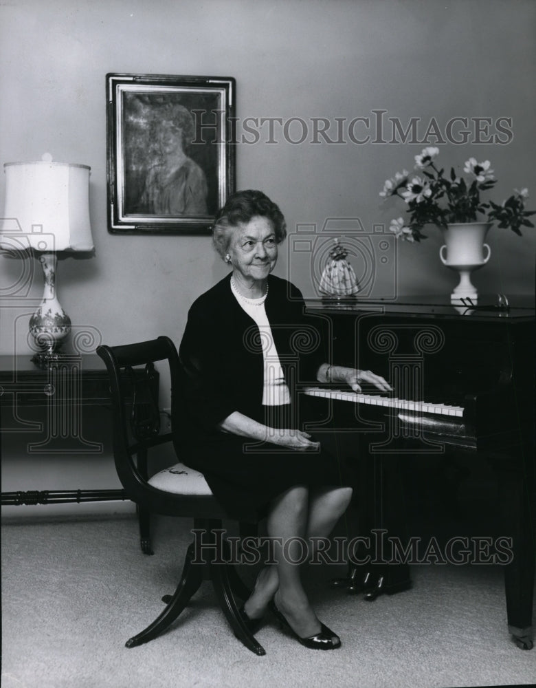 1968 Press Photo Mrs Milo Flannery to be honored by Fort Wright College- Historic Images