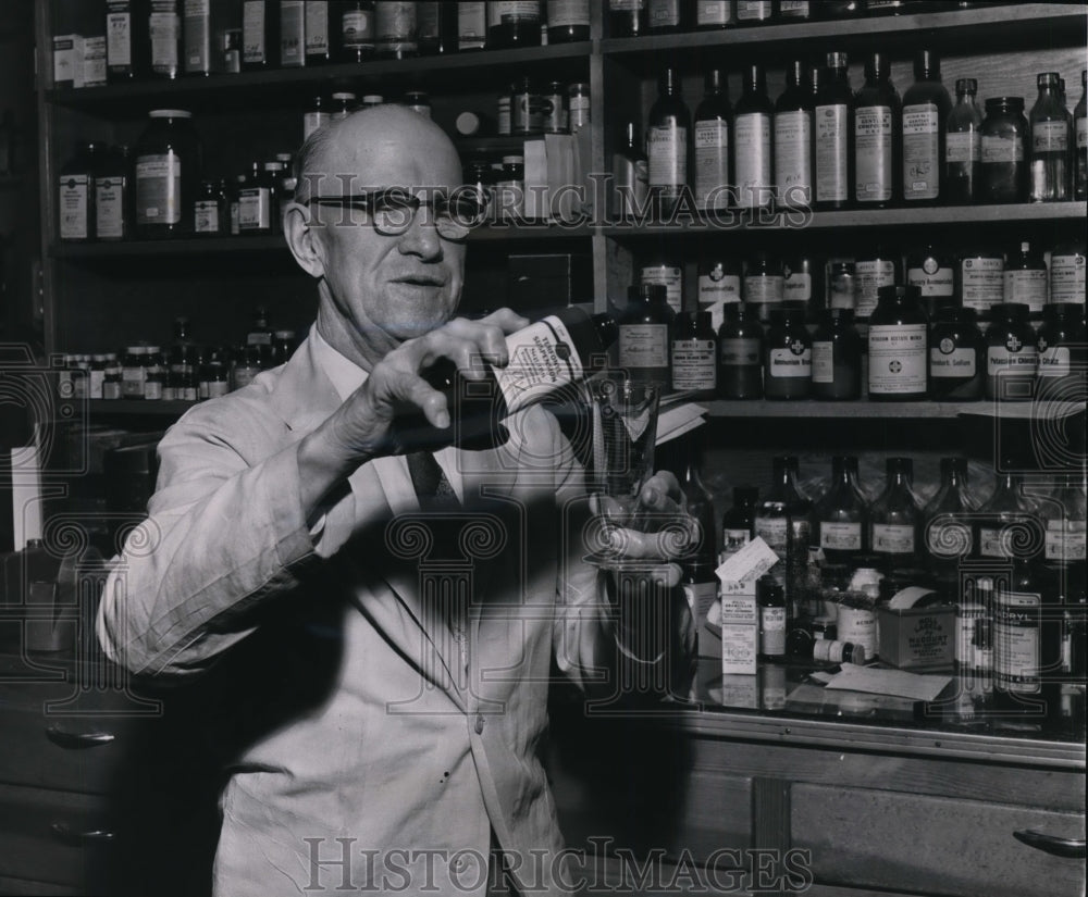 1957 Press Photo Hillyard pharmacist AR Hand adds another to prescription list- Historic Images