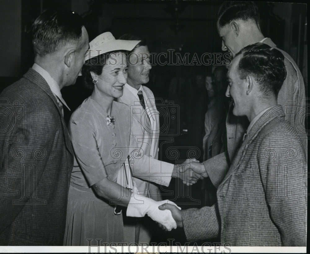 1942 Press Photo Duke &amp; Duchess of Windsor visit survivors in Nassau - spx00608- Historic Images