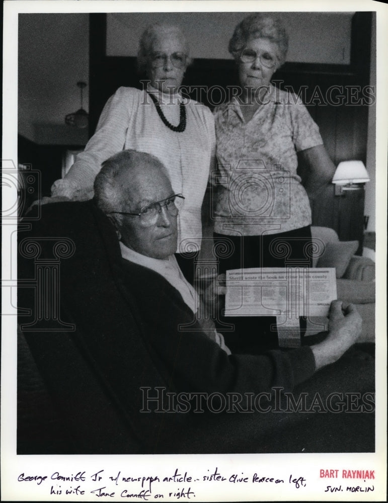 1989 Press Photo George Conniff Jr holds article containing his father&#39;s slaying- Historic Images