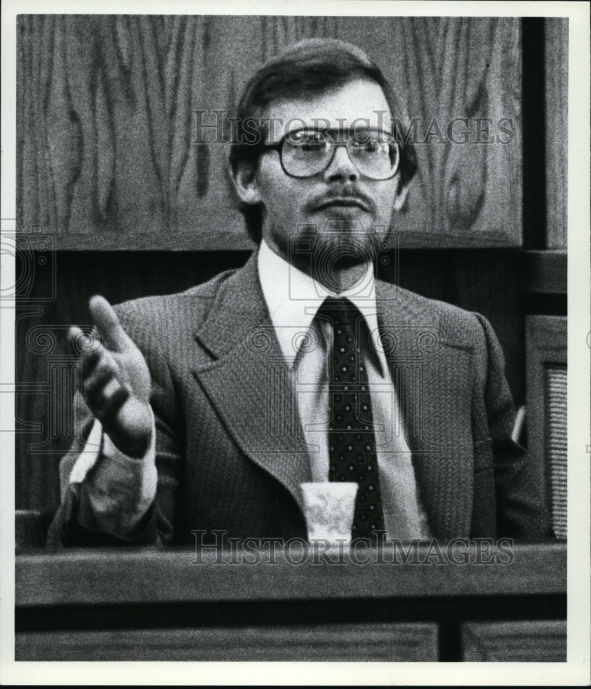 1982 Press Photo Dr Leonard Nildenson testifying at Ruth Coe trial - spx00958- Historic Images